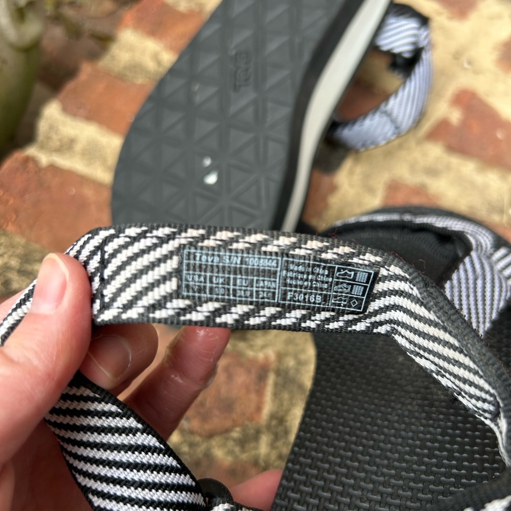 Teva women’s Black and White straps platform sandals - Picture 9 of 9